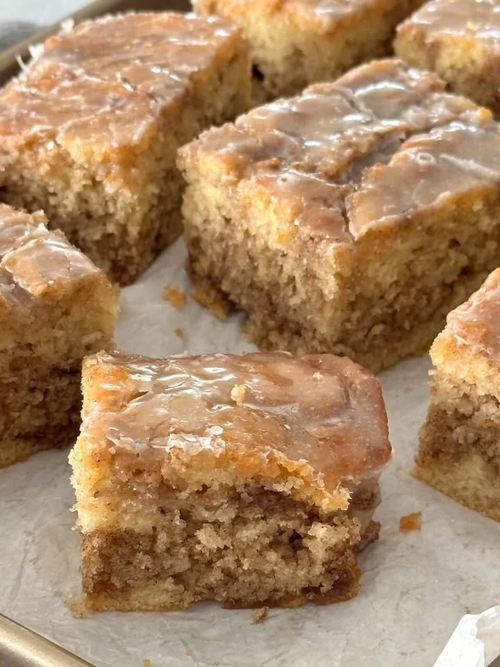 Leckerer Zimtschneckenkuchen mit Zimt und süßem Teig