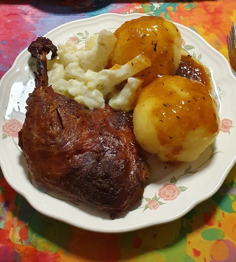 Entenkeule mit Blumenkohl und Klößen – ein Sonntagsklassiker zum Verlieben