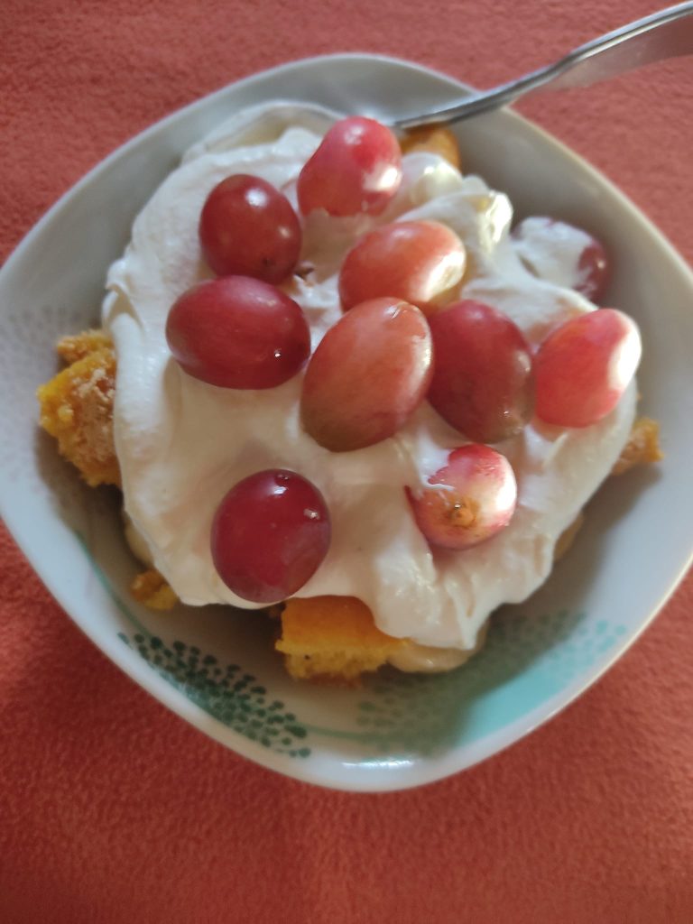 Schnelles Dessert mit Banane, Trauben & Kuchenresten