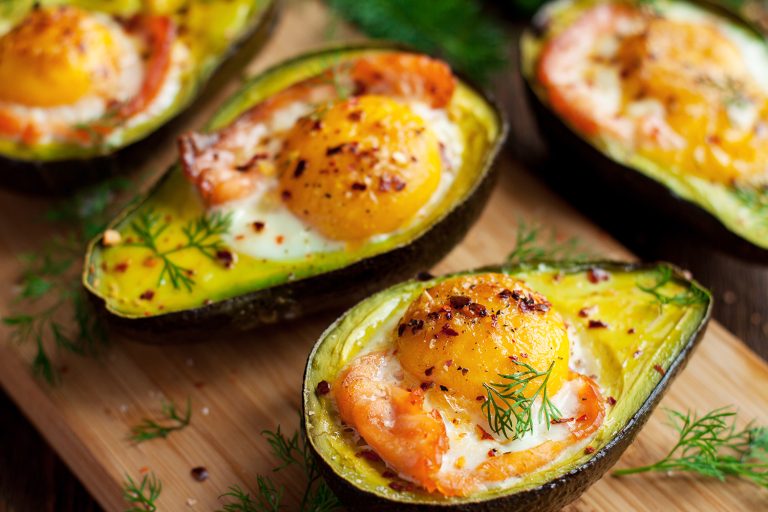 Gefüllte Avocados aus dem Ofen mit Käsegratin – cremig, würzig & unwiderstehlich lecker!