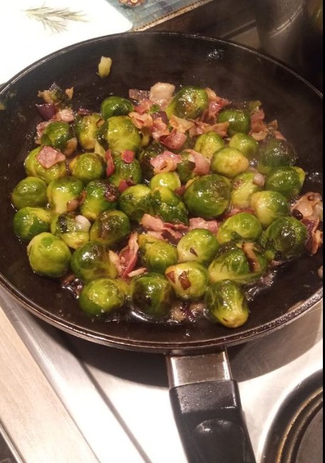 Rosenkohlpfanne mit Apfel und Zwiebeln – herzhaft, fruchtig & wunderbar aromatisch