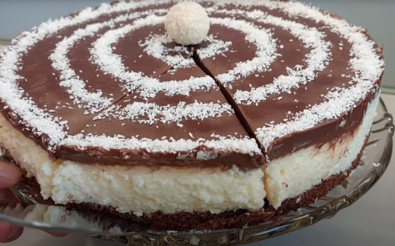 Schokoladenkuchen mit Kokoscreme und Ganache