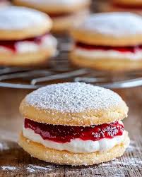 Himbeer Küsschen mit Buttercreme – Zart, fruchtig & unwiderstehlich!