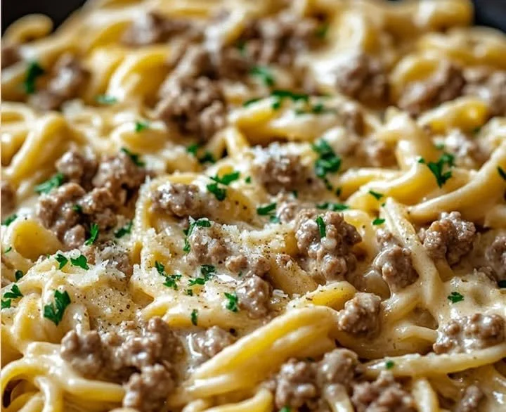 Cremige Knoblauchbutter-Pasta mit Hackfleisch in einem Topf serviert.
