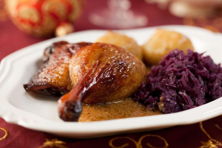 Ente mit Blaukraut, Klößen & Soße