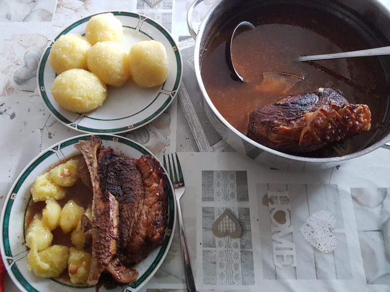 Fränkisches Schäufela mit Kloß – Deftig, einfach & unglaublich lecker!