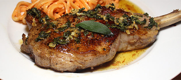 Deutsche Schweinekoteletts mit Sauerkraut