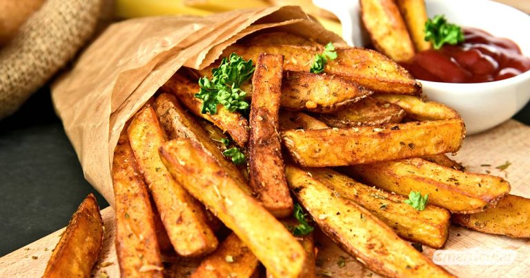 Selbstgemachte Currywurst mit knusprigen Parmesan-Pommes