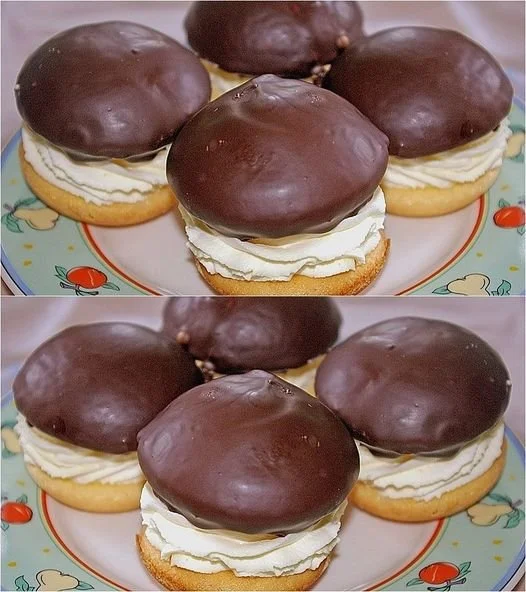 Leckere glasierte Krapfen mit Schlag auf einem Teller