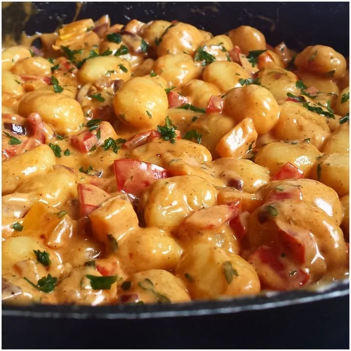 Gnocchi in Paprika-Rahmsauce serviert auf einem Teller