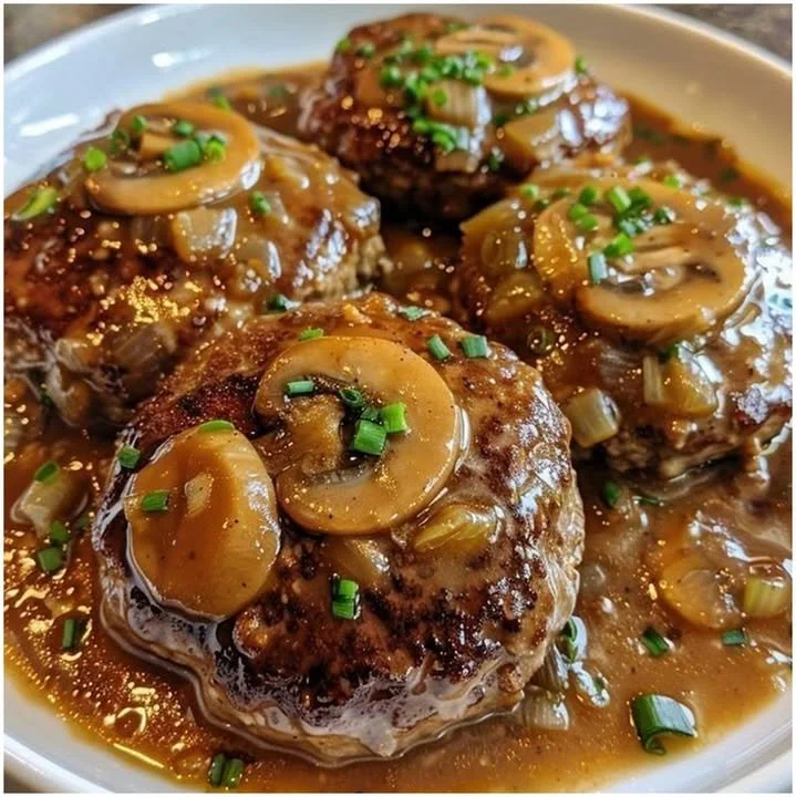 Hacksteaks mit Pilz-Zwiebel-Sauce auf einem Teller serviert