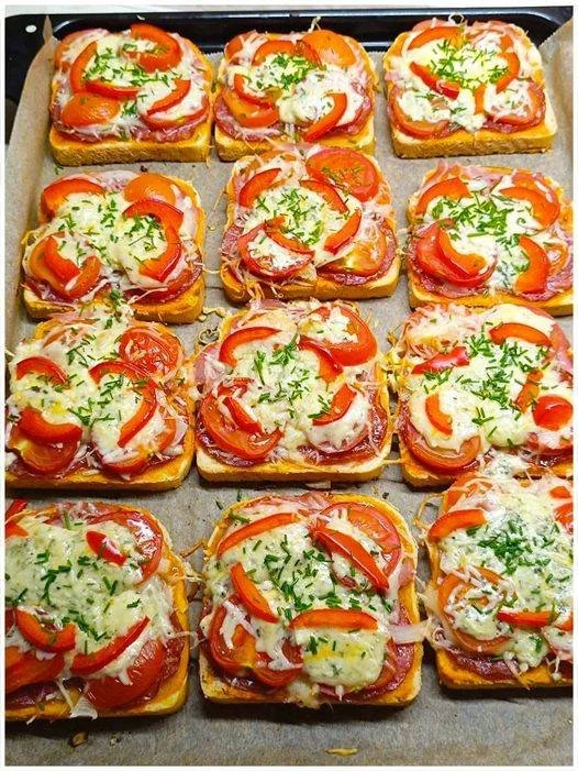 Getoastetes Brot im Ofen gebacken für ein leckeres Abendessen.