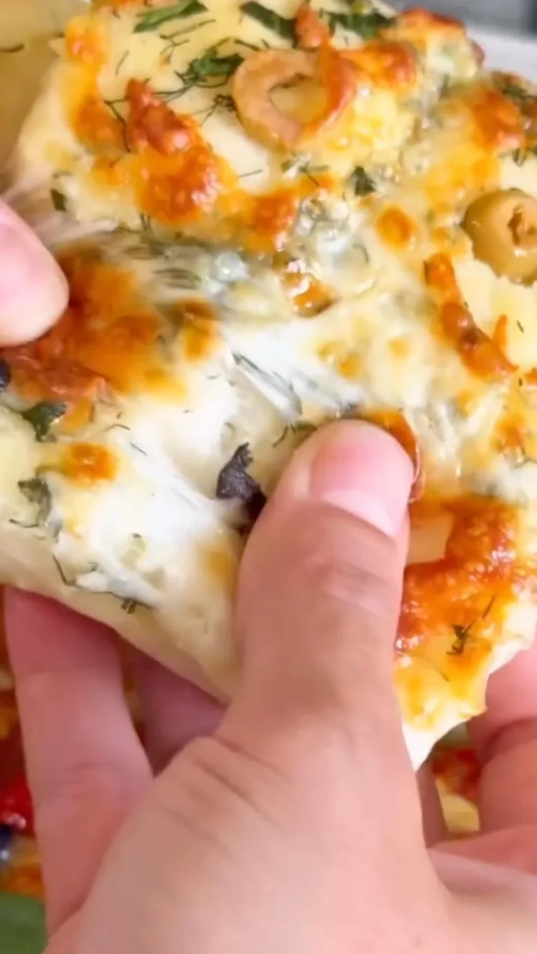 Knoblauch-Pizza-Brot frisch aus dem Ofen, knusprig und duftend.