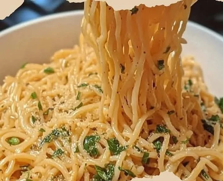 Knoblauchbutter-Kräuter-Pasta serviert in einer Schüssel