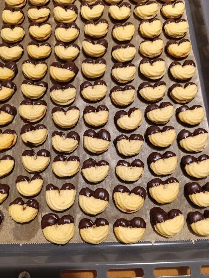 Linzer Kipferl: Traditionelles österreichisches Gebäck mit Marmelade und Mandeln