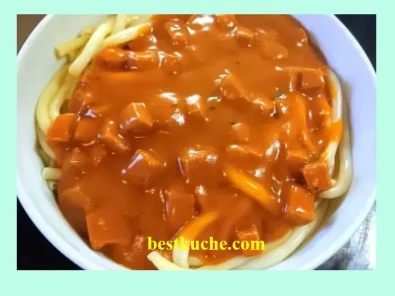 Makkaroni mit Tomatensoße und Jagdwurst auf einem Teller serviert