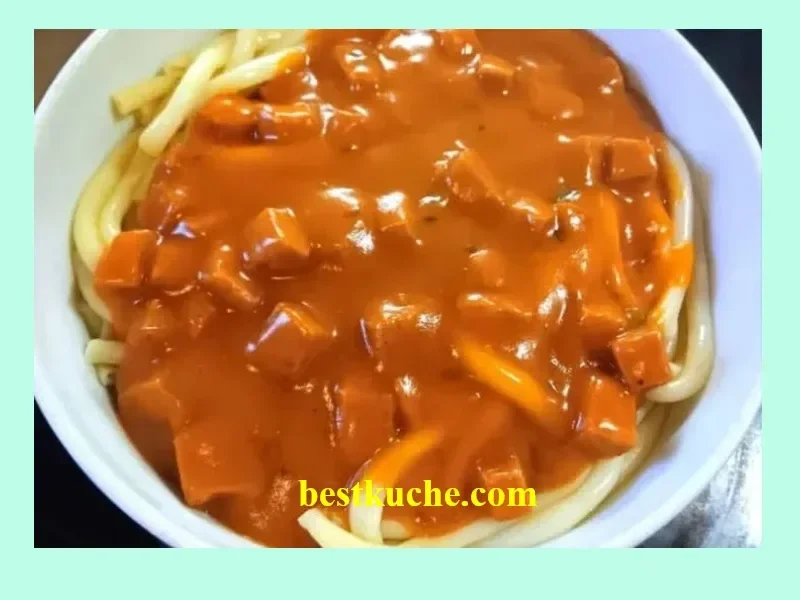 Makkaroni mit Tomatensoße und Jagdwurst auf einem Teller serviert