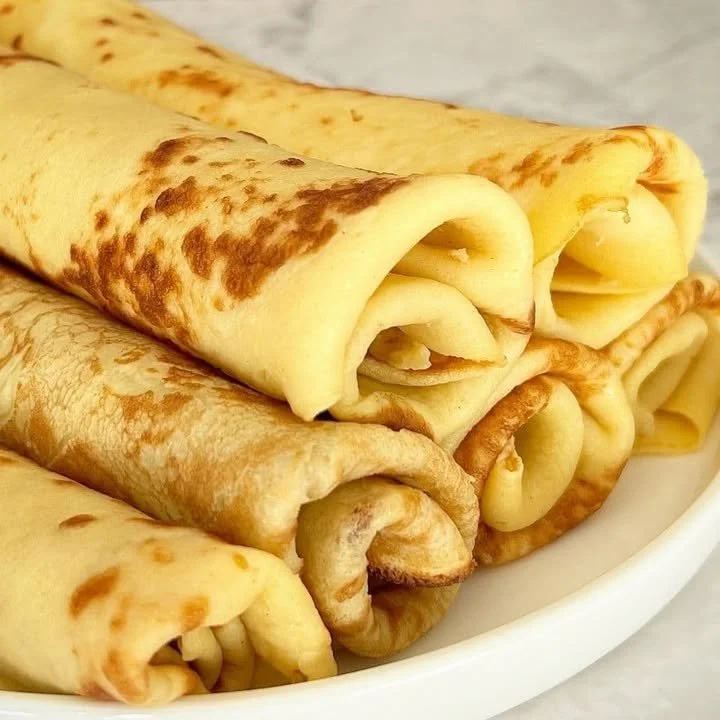 Pfannkuchen mit Vanillepudding ohne Mehl auf einem Teller