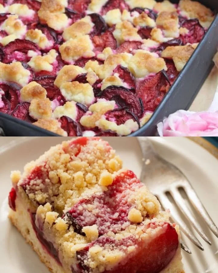Pflaumenkuchen mit zimtigem Streusel auf einem Teller serviert