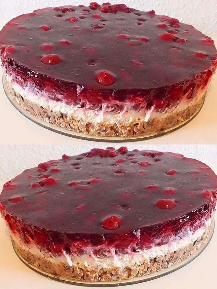 Verführerische Prinzenrolle Torte auf einem Teller mit Schokolade und Creme