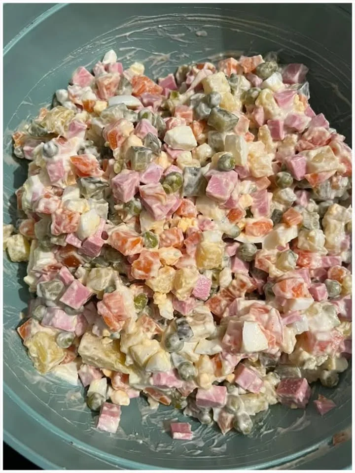 Eine Schüssel Olivier-Salat, typisch für russische Festessen.