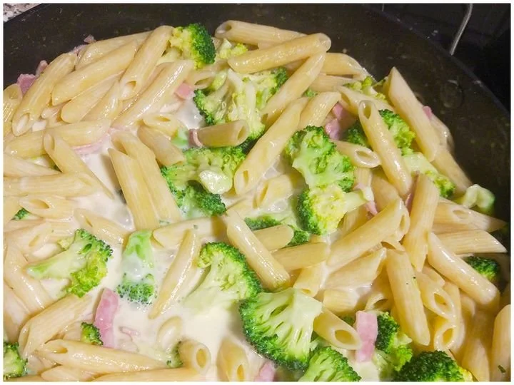 One Pot Pasta mit Broccoli und Schinken in einem Topf zubereitet