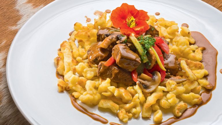 Boeuf Stroganoff – Der Klassiker mit cremiger Soße & feinem Rinderfilet!