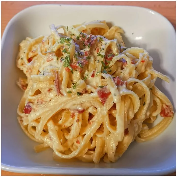 Selbstgemachte Spaghetti Carbonara mit Käse und Speck in einer Pfanne