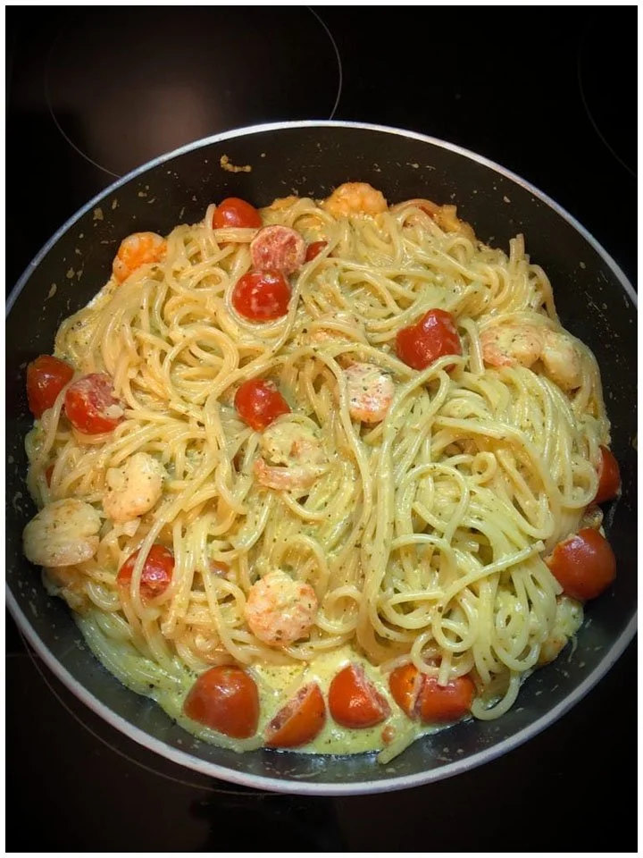 Spaghetti mit Sahnepesto-Sauce, Garnelen und Knoblauch auf einem Teller