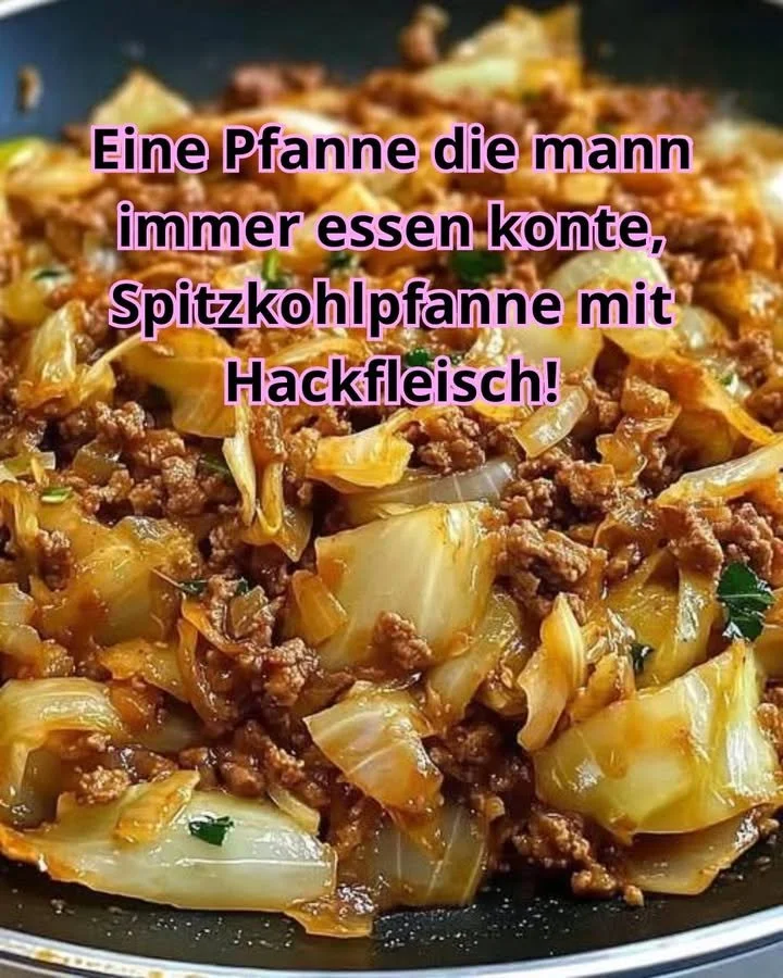 Leckere Spitzkohlpfanne mit Hackfleisch auf einem Teller serviert.
