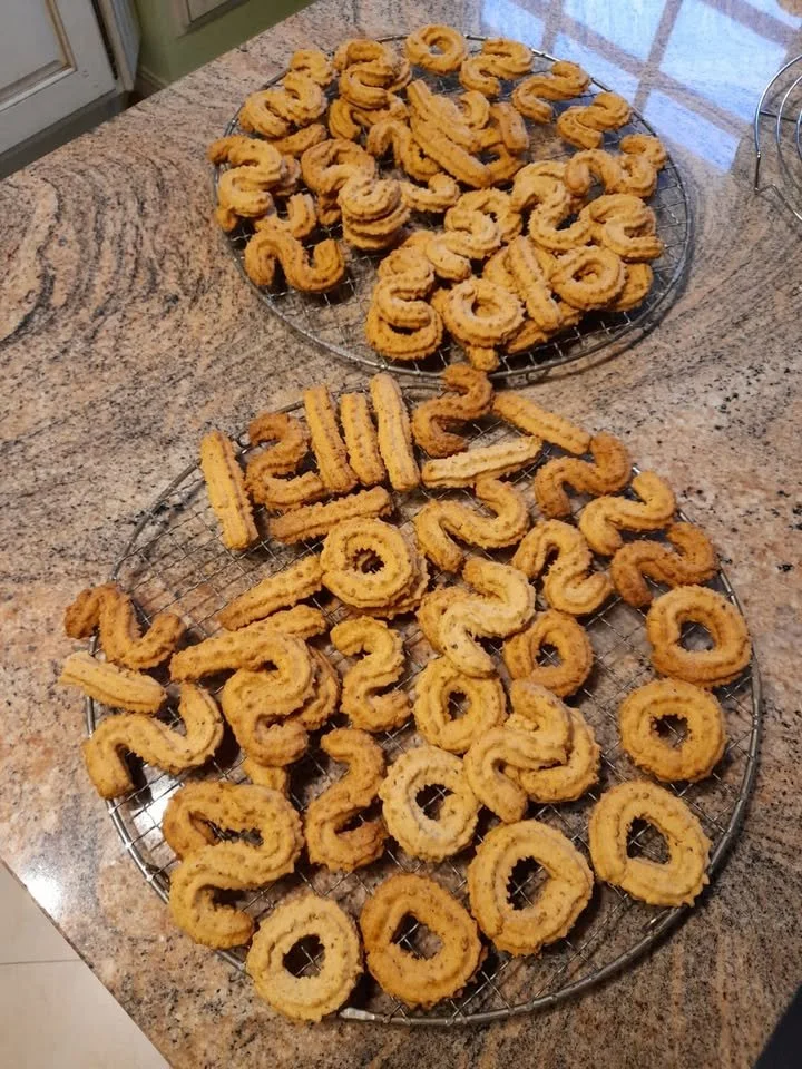 Hausgemachtes Spritzgebäck nach Omas Art auf einem festlichen Teller.