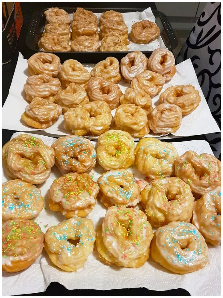 Leckere Spritzkuchen auf einem rustikalen Holzbrett serviert
