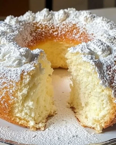 Ultracremiger Zitronen Joghurtkuchen auf einem Tisch serviert