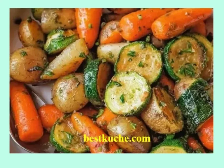 Zucchini-Kartoffel-Pfanne in einer Pfanne gebraten mit frischen Kräutern