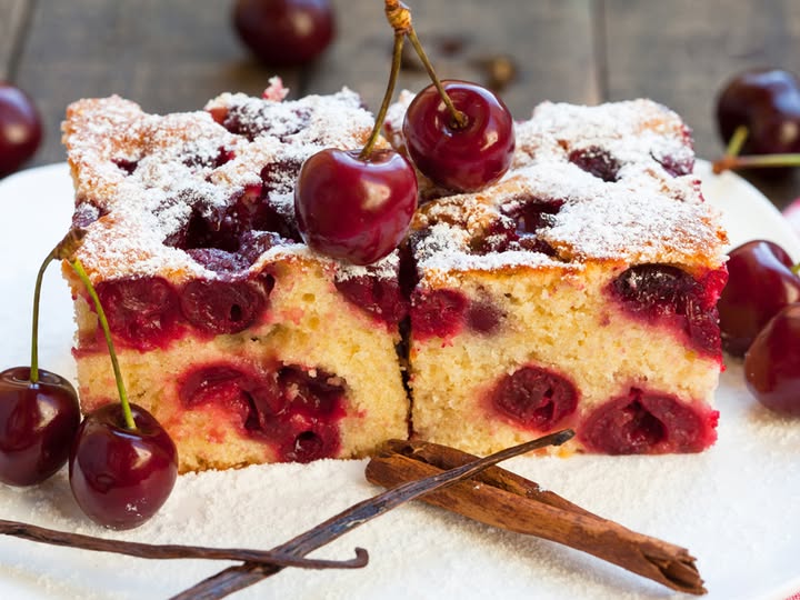 Blechkuchen mit Kirschen