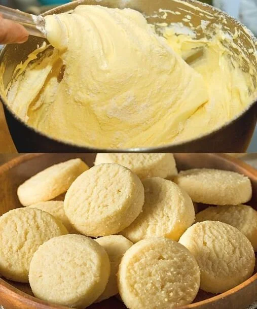 Butterplätzchen mit Zuckerguss und Dekoration auf einem Teller