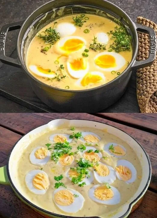 Gekochte Eier in einer cremigen Senfsauce auf einem Teller angerichtet.