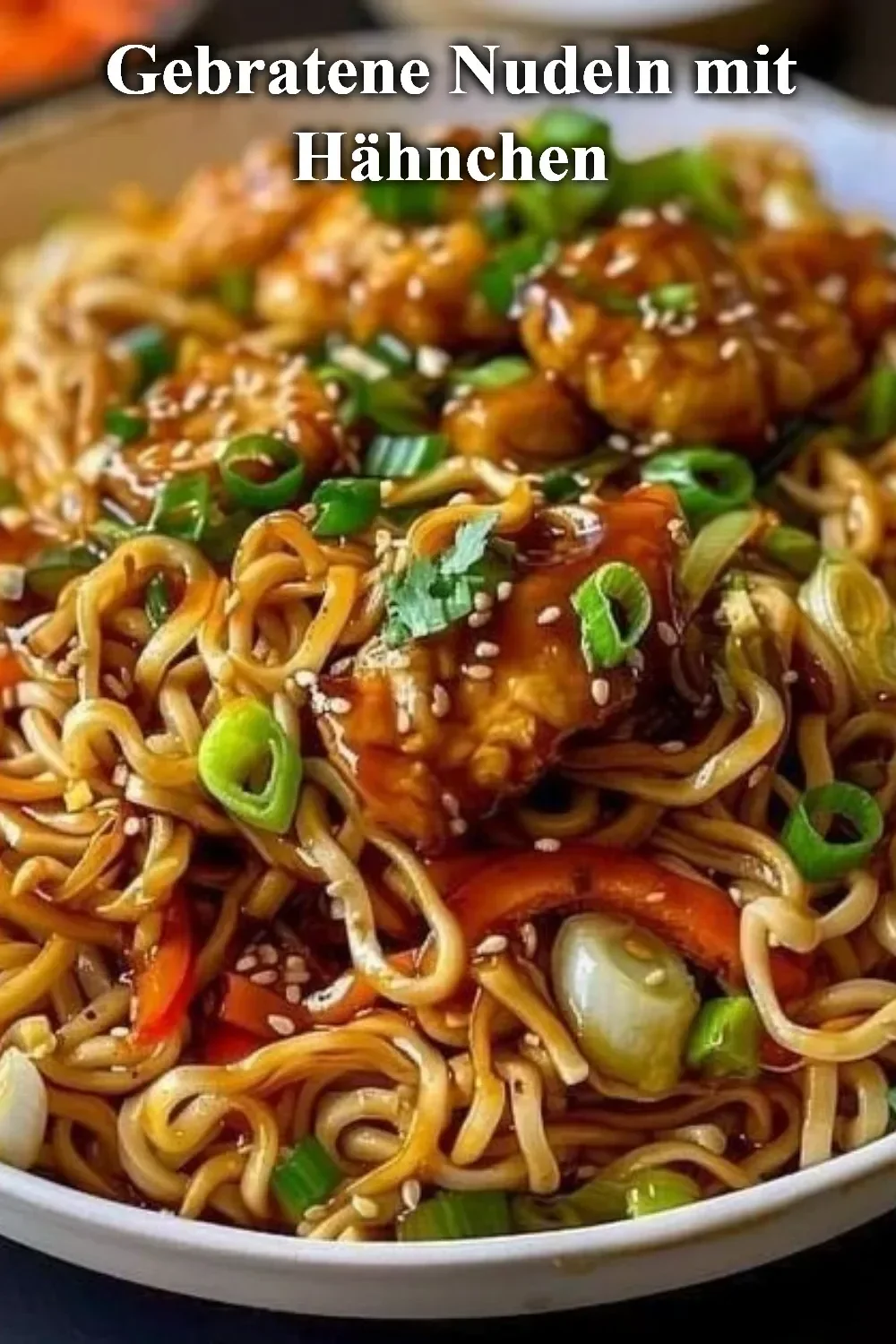 Gebratene Nudeln mit Hähnchen auf einem Teller serviert