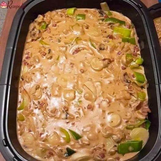 Herzhaftes Jägertopf Gericht mit frischen Zutaten in einem Topf gekocht.