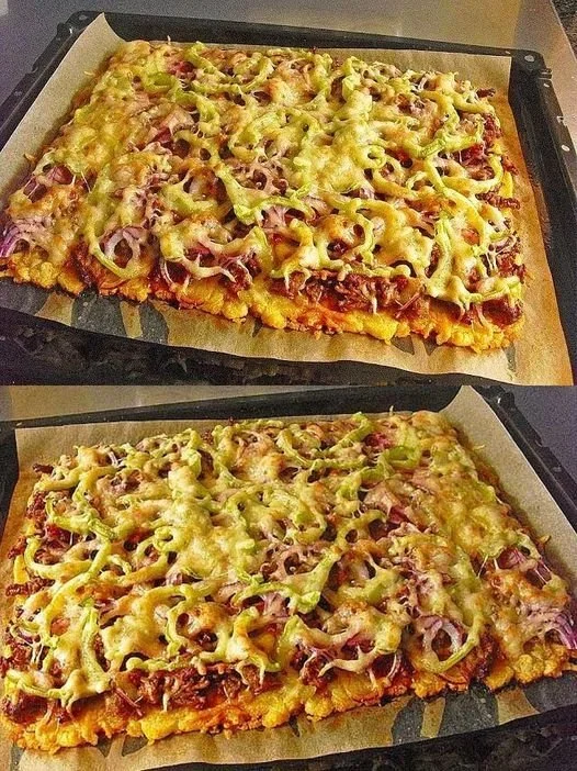 Leckere Kartoffelpizza mit Hackfleisch frisch aus dem Ofen