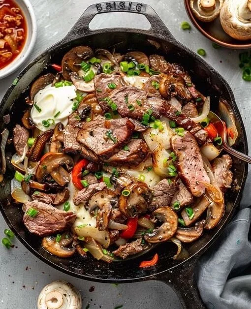 Köstliches Philadelphia Geschnetzeltes auf einem Teller serviert