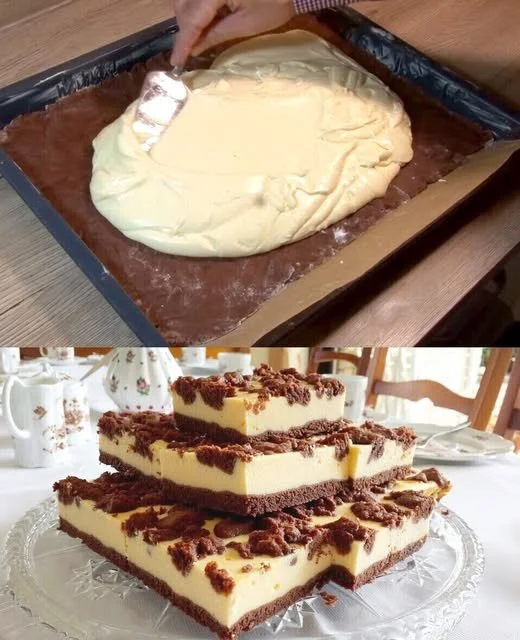 Aufschnitt vom Russischen Zupfkuchen auf einem Blech, serviert mit Sahne.