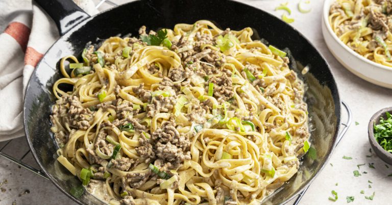 Lauchpfanne mit Gehacktem und Nudeln