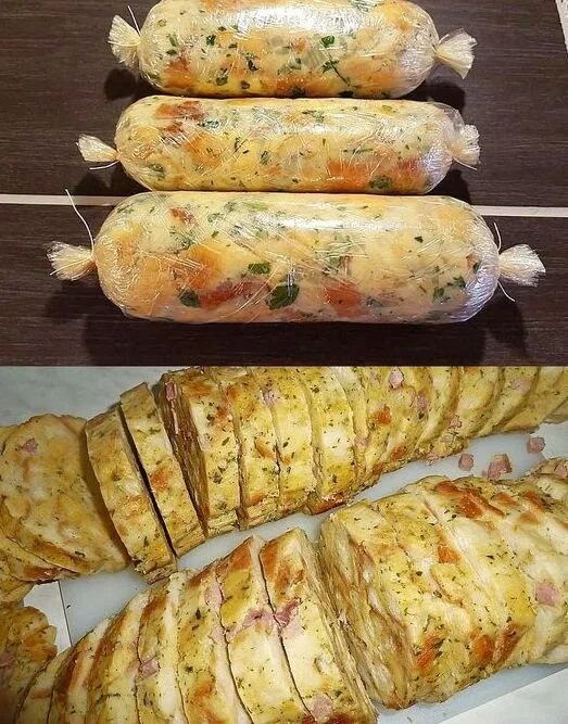 Serviettenknödel serviert mit Soße auf einem Teller