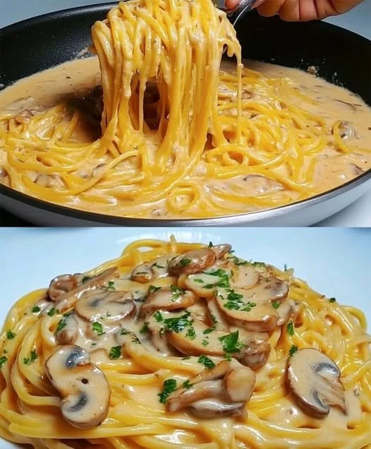 Spaghetti aus der Pfanne mit Champignons und Käse auf einem Teller serviert.