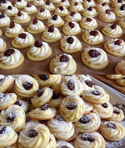 Tschechische Weihnachtsplätzchen auf einem festlichen Tisch dekoriert