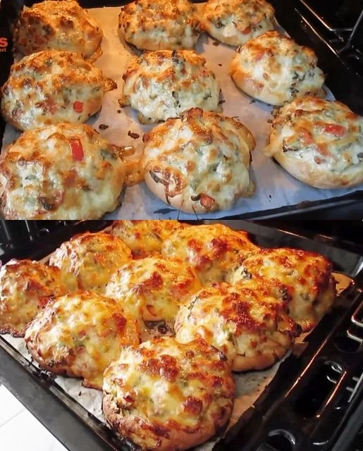 Überbackene Hackfleischbrötchen frisch aus dem Ofen serviert.