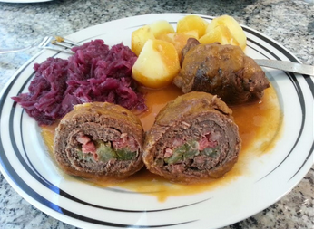 Rinderrouladen – traditionelles Sonntagsgericht mit Rotkohl und Klößen