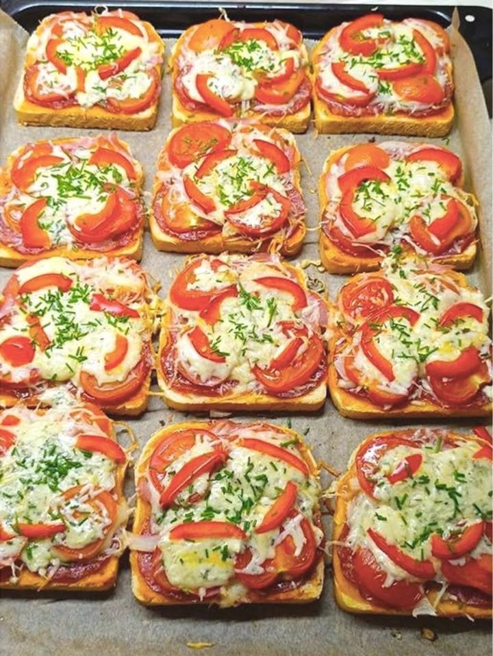 Tomaten-Mozzarella-Toast aus dem Ofen