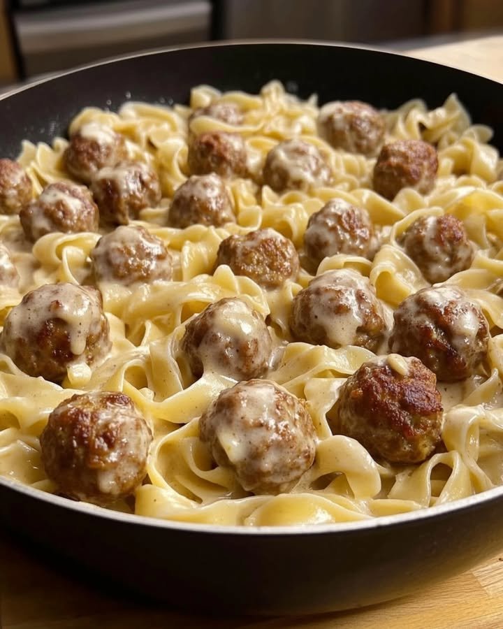 Fleischbällchen mit Sahne und Nudeln – Ein-Topf-Gericht